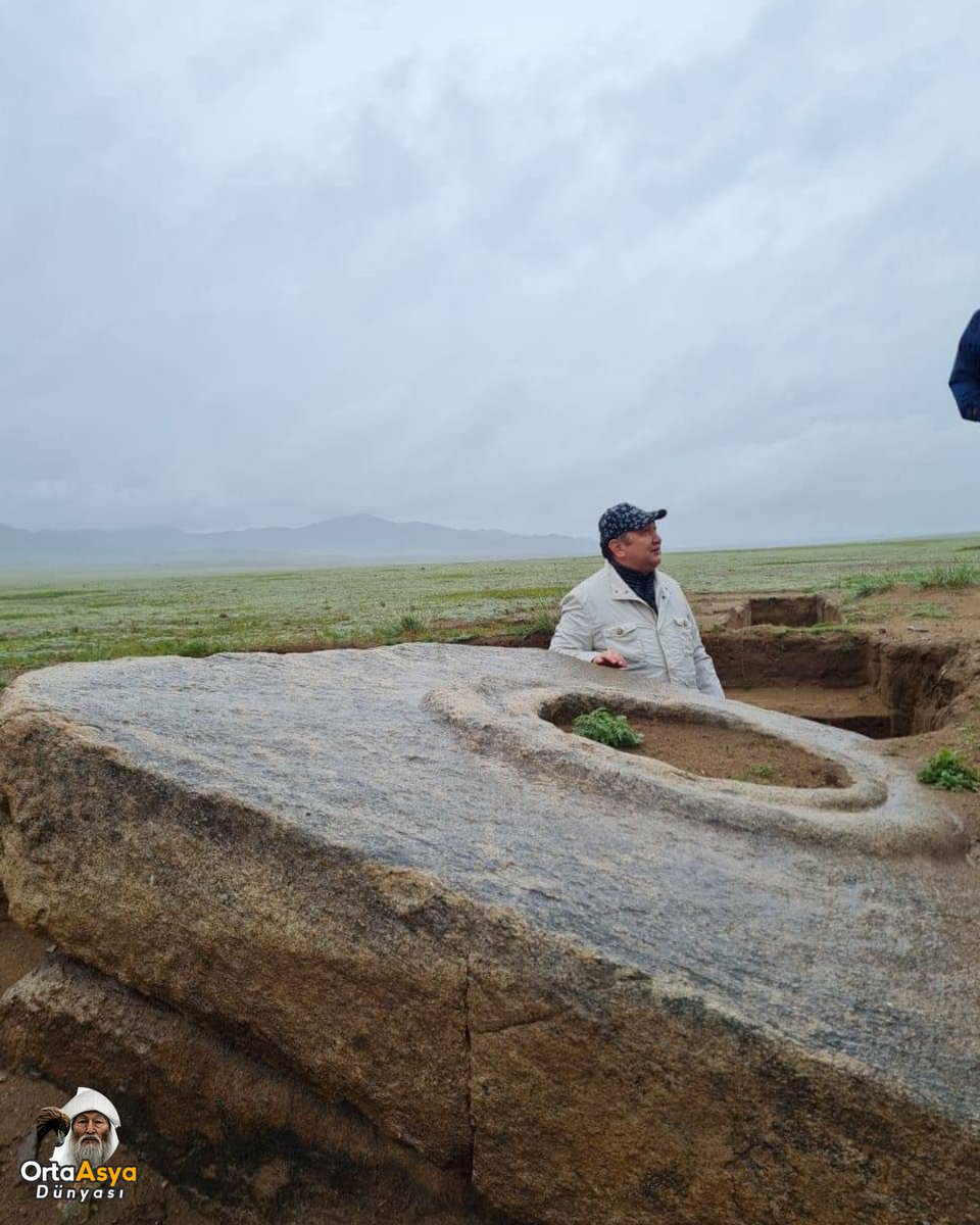 Uluslararası Türk Akademisi ve Moğolistan Arkeoloji Enstitüsü'nün Ötüken’de yaptığı çalışmada Kültegin ve Bilge Kağan'ın babası İlteriş Kutlug Kağan'ın anıt kompleksi ve yazıtı bulundu.

Bu yazıt, Türk adının geçtiği en eski yazılı anıt olarak tarihe geçti.