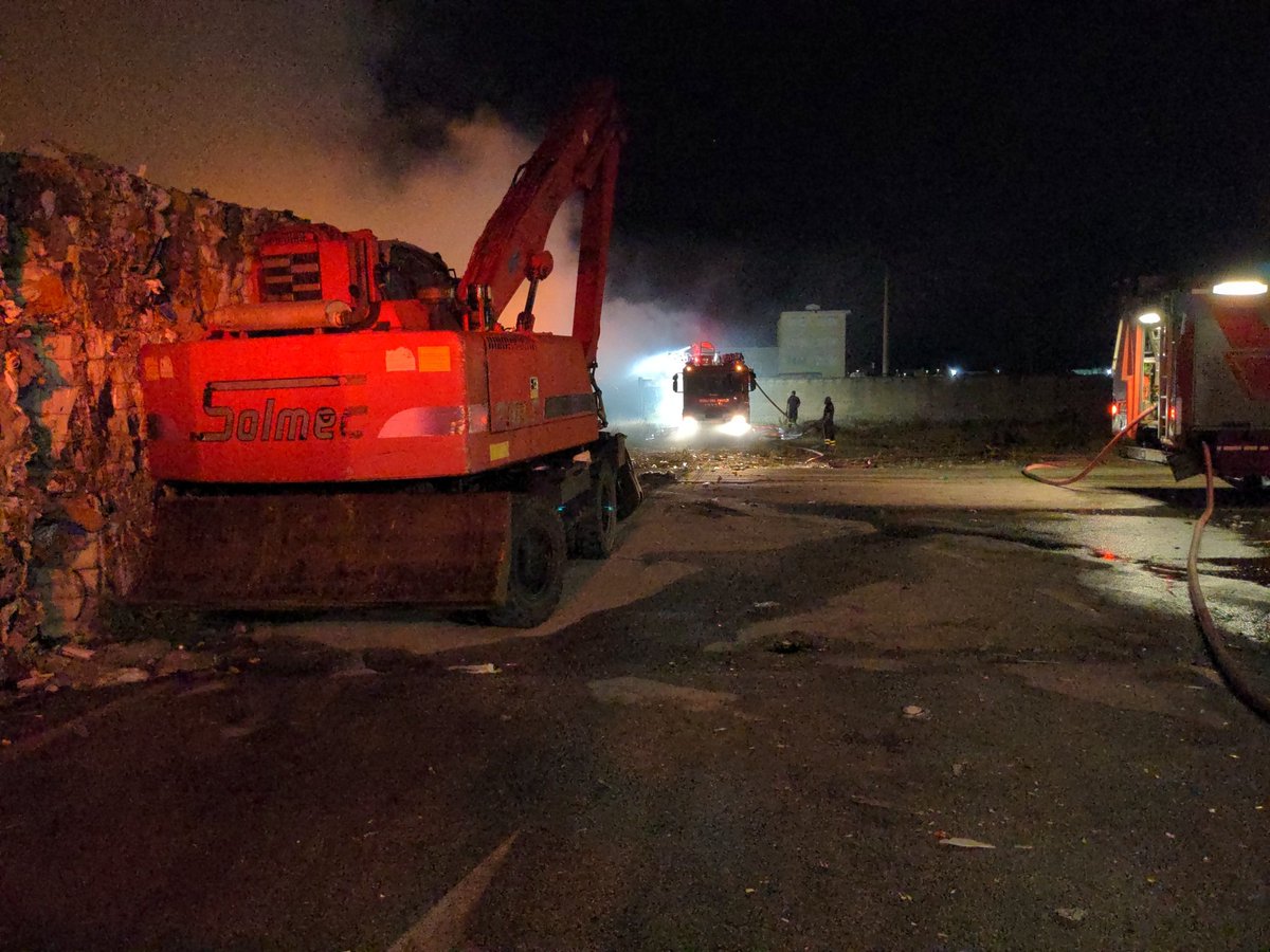 g_sr's tweet photo. Si lavora #protezionecivile #ecomac #augusta #incendio https://t.co/S9oH5M8Fdo https://t.co/QV7jC7M4kS