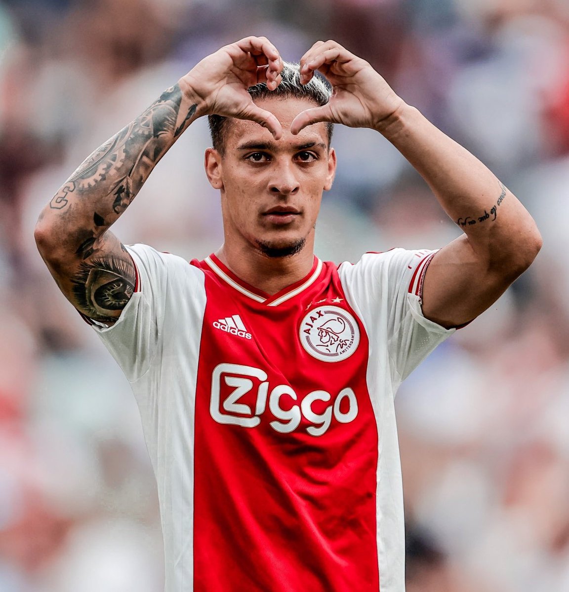 UtdFaithfuls's tweet photo. 🚨 NEW | Fabrizio: "Antony told Ajax today that he wants to go to Man Utd. He's insisting, he's obsessed with Premier League football, and with Man Utd." [YT]

Watched the game yesterday and told Ajax again today he wants to leave 😀 https://t.co/mszt2I70wh