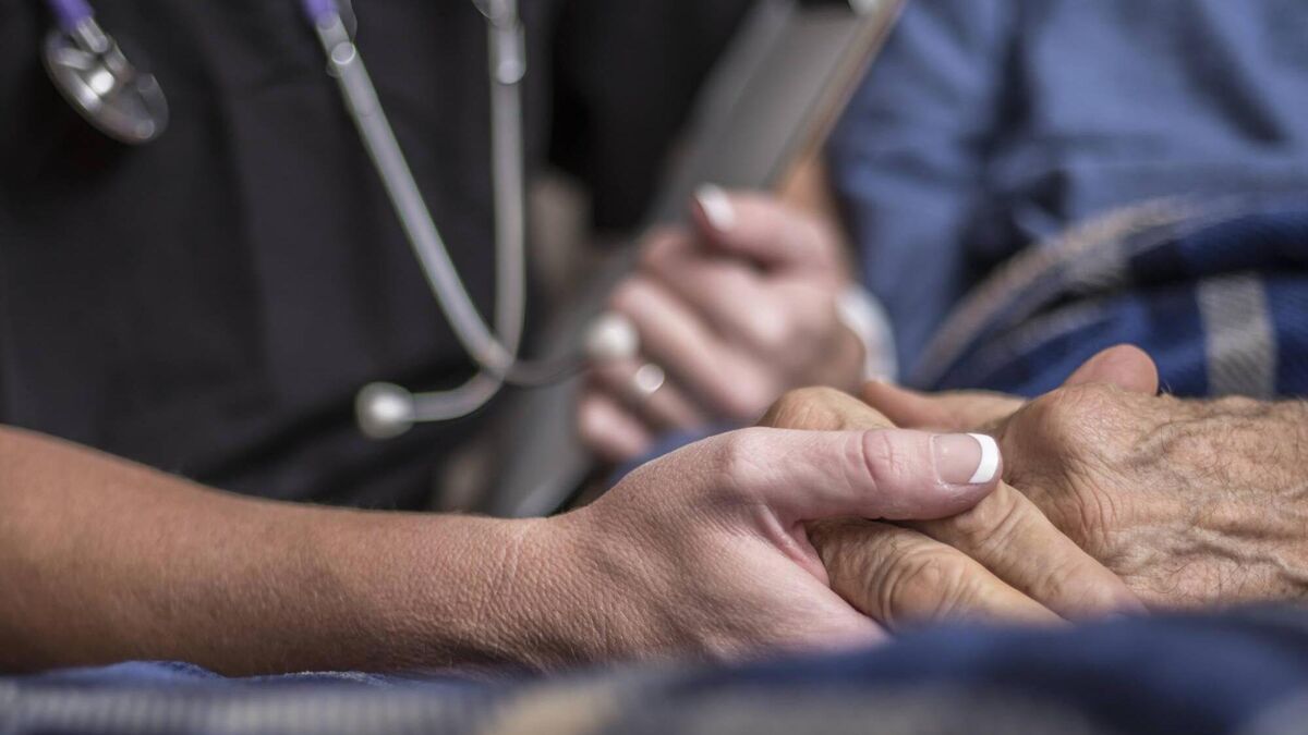 theGEDC's tweet photo. Resources are needed to assess & transition high-risk #OlderAdults to appropriate care in high-volume EDs. This task is difficult, leaving a binary choice: admit or discharge
Read this #JGEM article to learn how geriatricians can support ED colleagues: https://t.co/lzRjmIv4Bw https://t.co/fzlSoi2QQ1