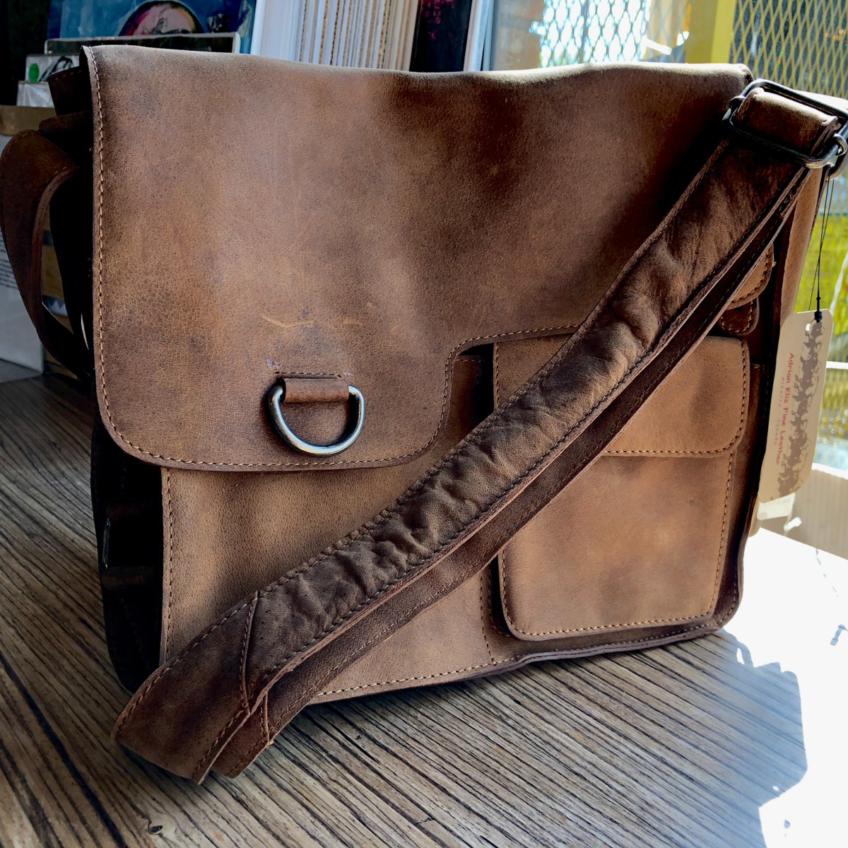thecarrot118's tweet photo. Come down, grab a latte, and check out this artisan! Adrian Klis has mastered the art of creating durable, practical and fashionable leatherware. Klis has handcrafted wallets to large bags all from genuine Bison Leather and we have them in stock!
#yegartisan #localyeg https://t.co/dyHTn1j6GB