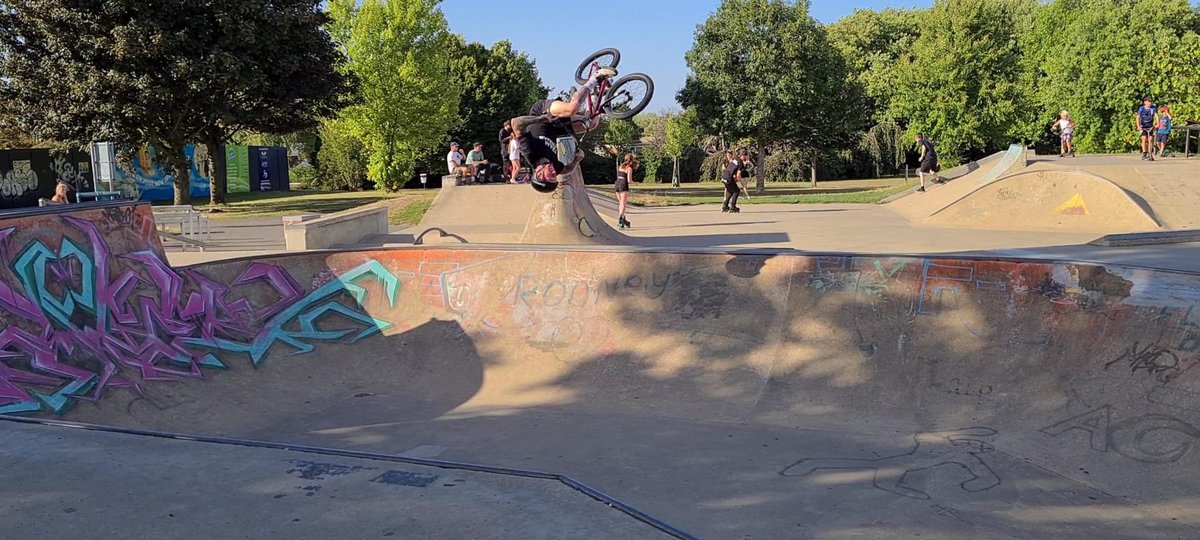 The <a href="/Medway_Youth/">Medway Youth Service</a> team have been doing incredible work this summer engaging young people across #Medway. I had the delight to attend the professional extreme sports event with Team Extreme in #Rainham, which included sticker making for bikes and the local police also supporting.