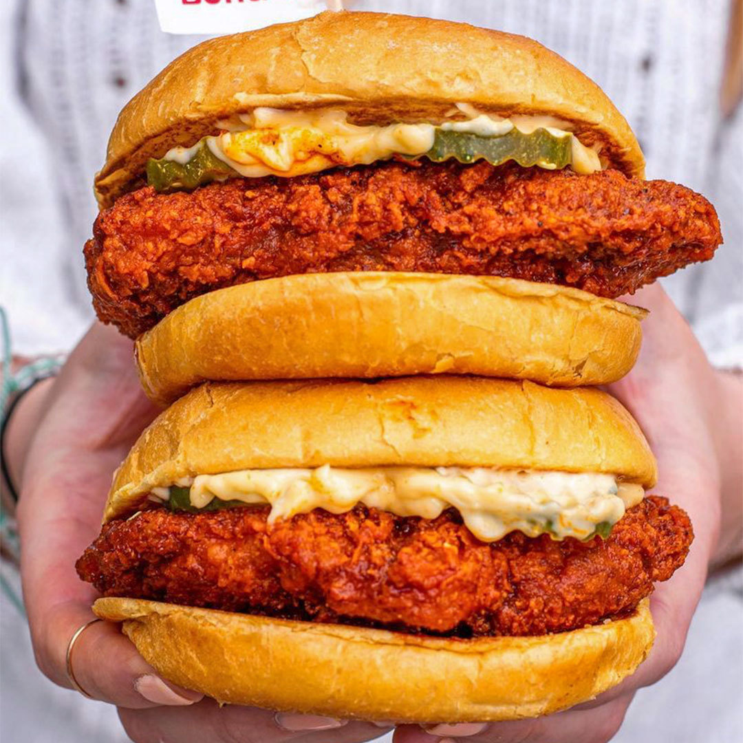Smashburger's tweet photo. Ways to my heart: 1. Buy me a $5 Scorchin' Chicken Sandwich. β
2: Be a $5 Scorchin' Chicken Sandwich. β
#PassTheScorch #SmashFan
π
Can you handle the heat? Our Scorchin' Hot Crispy Chicken Sandwich is Nashville hot and topped with spicy red pepper mayo, and pickles all on... https://t.co/JcvdBQpKzz
