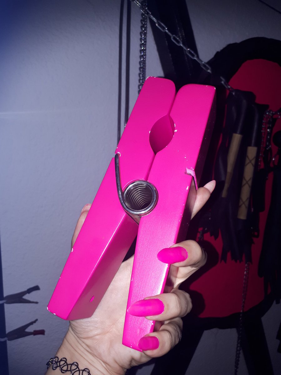 Dominatrix_Kia's tweet photo. Os muestro mi nuevo juguete... quien lo quiere probar??
#femdom #transfemdom #bdsm #domina #dominatrix #pinzas #Fetichismo https://t.co/gbqKm28UmF