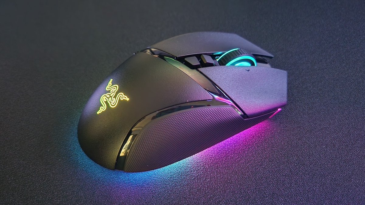 thedaynaeileen's tweet photo. Listen, I know @Razer crushes their press shots every time, but I'm pretty damn happy with these pics I took of the new #Razer Basilisk V3 Pro mouse.
#basilisk #razerbasilisk #tech #basiliskv3pro #gaming https://t.co/57IaaAxhb3
