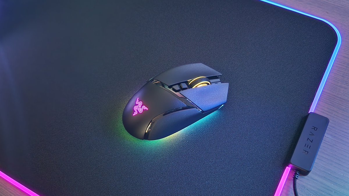 thedaynaeileen's tweet photo. Listen, I know @Razer crushes their press shots every time, but I'm pretty damn happy with these pics I took of the new #Razer Basilisk V3 Pro mouse.
#basilisk #razerbasilisk #tech #basiliskv3pro #gaming https://t.co/57IaaAxhb3