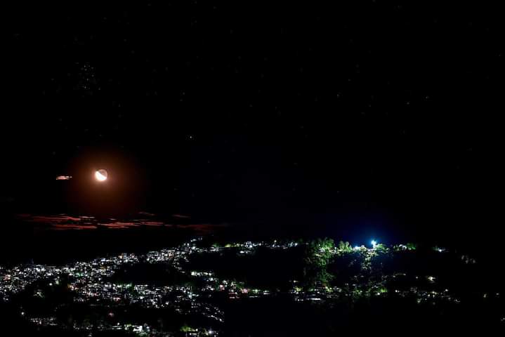 mizozeitgeist's tweet photo. "the night is not just about the darkness,
itโs about showing you the light which you canโt see.
the night is about the warm gleam
which is still burning alone in the
darkest cold." RJ Humaira
* #Aizawl city at night๐ค๐ค #Zemabawk #Mizoram
๐ทcredits:Ralte Mesa https://t.co/PbvysvWZWO