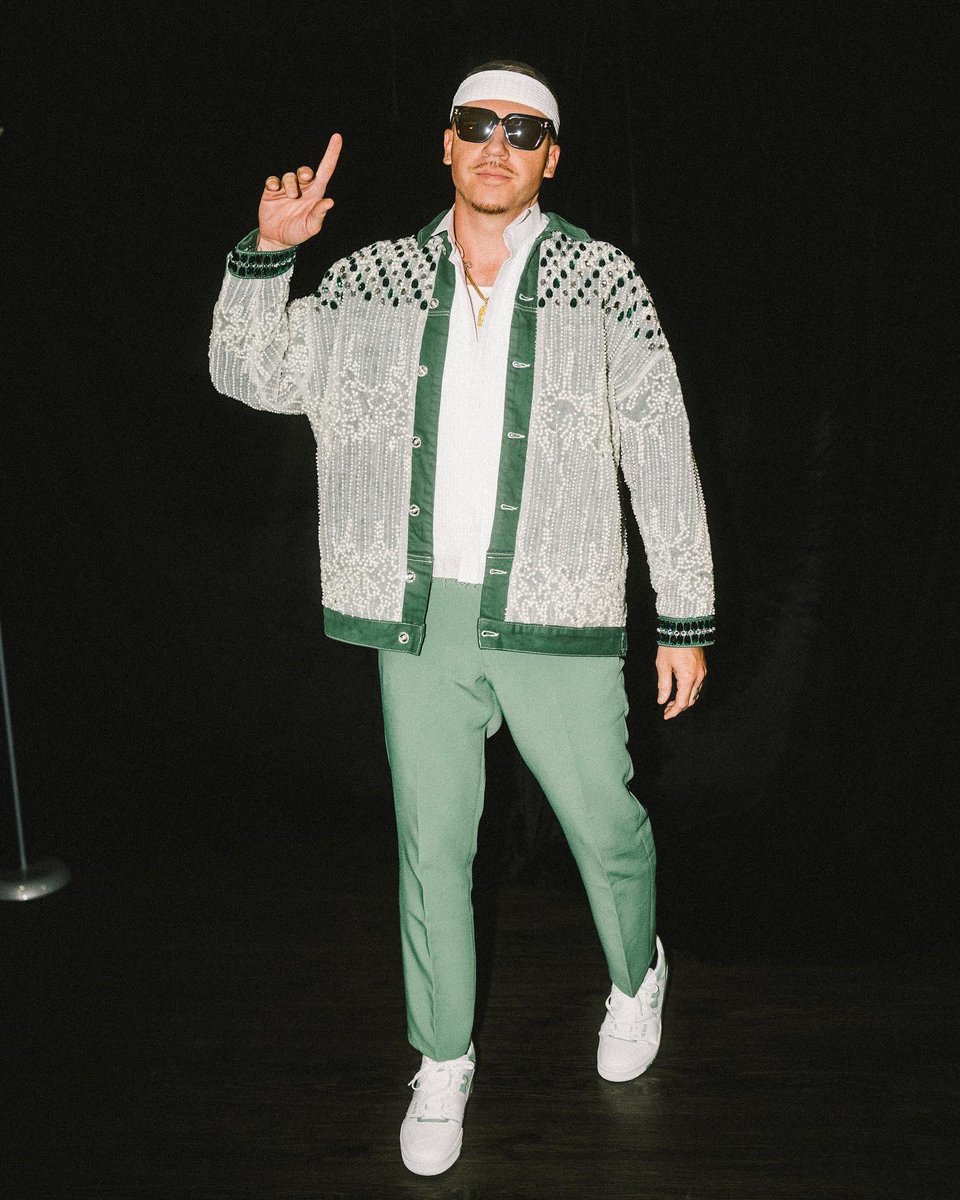 macklemore's tweet photo. https://t.co/HwIMyIw4Od