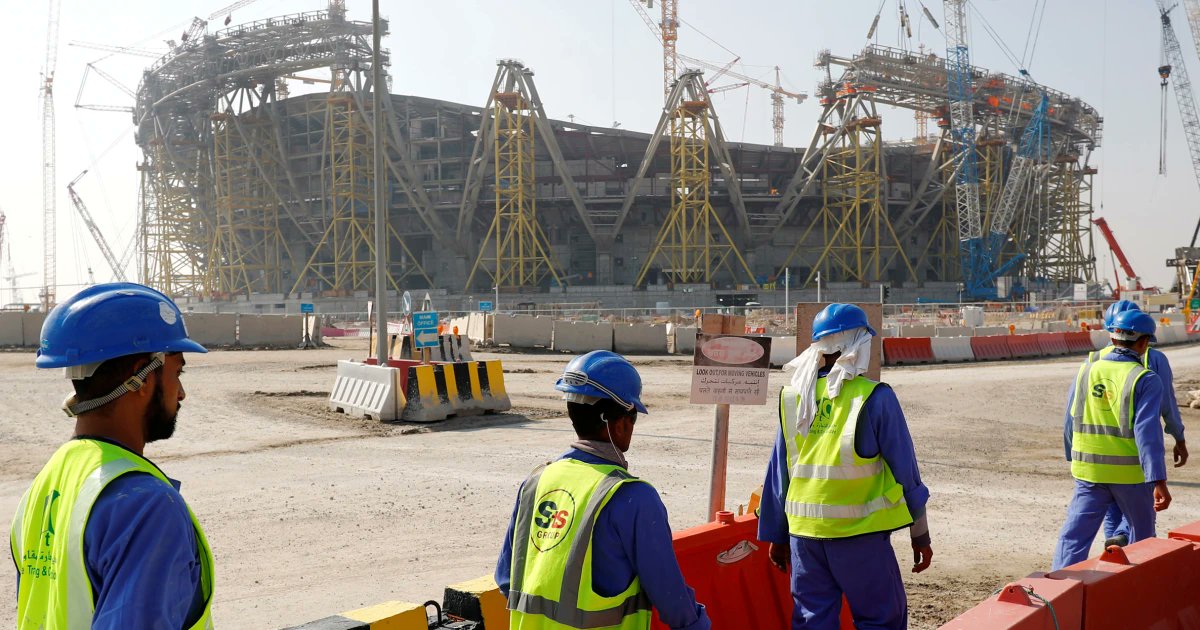 descifraguerra's tweet photo. 🇶🇦Qatar ha detenido a 60 trabajadores inmigrantes después de que protestaran por no haber cobrado su salario, algunos han sido deportados. Los trabajadores denuncian que llevan meses sin cobrar. En unos meses se celebrará en el país el Mundial de Fútbol. https://t.co/Ce3PezWc7D