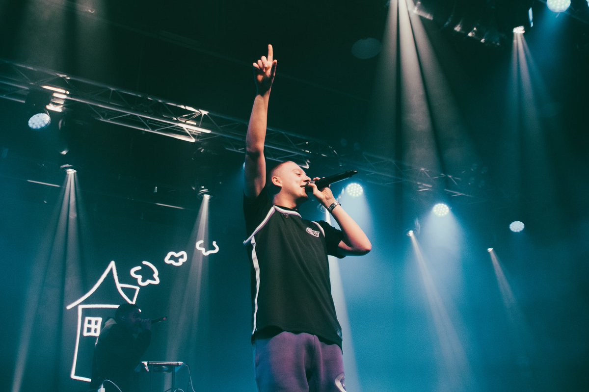 riannaramo's tweet photo. photographed @OfficialAitch last night @ the Level notts⚡️ https://t.co/e8EvHu5pXx