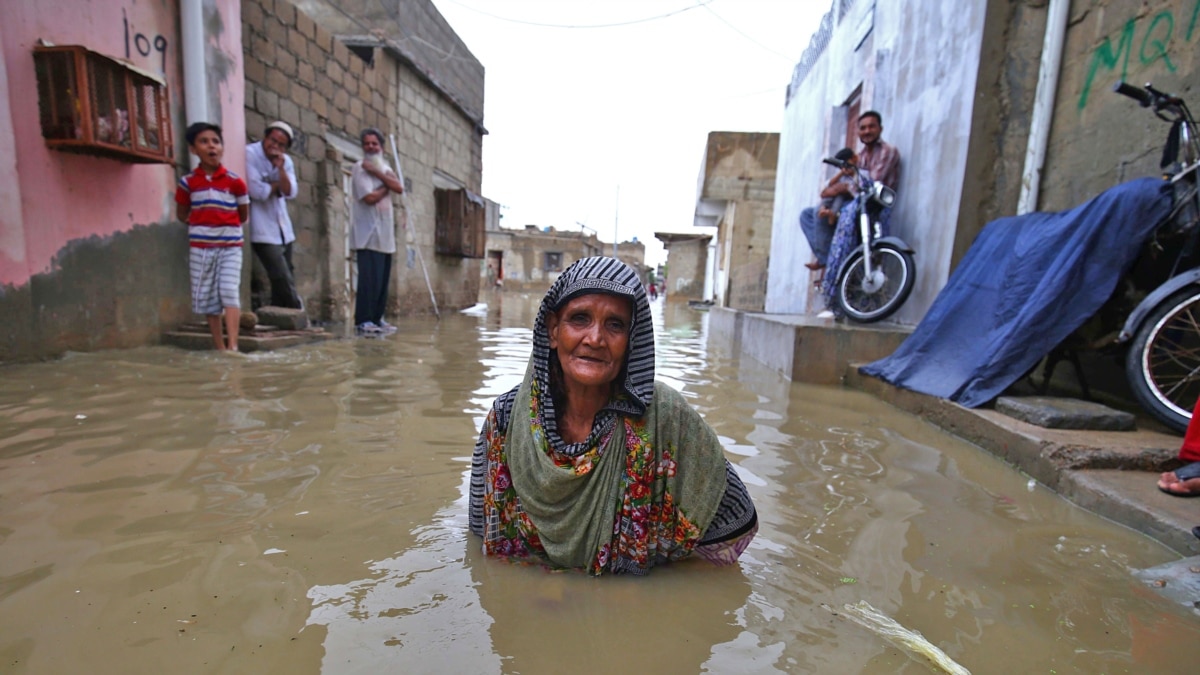 i_Ahsan__'s tweet photo. #FloodsInPakistan have claimed 830 precious lives, killed 707386 livestock animals, fully destroyed 124842 homes, washed away 129 bridges and 50 shops, stealing people of their bread and butter, and damaged 2886(km) of roads causing billions of rupees losses to the economy. https://t.co/ceRMvDp130