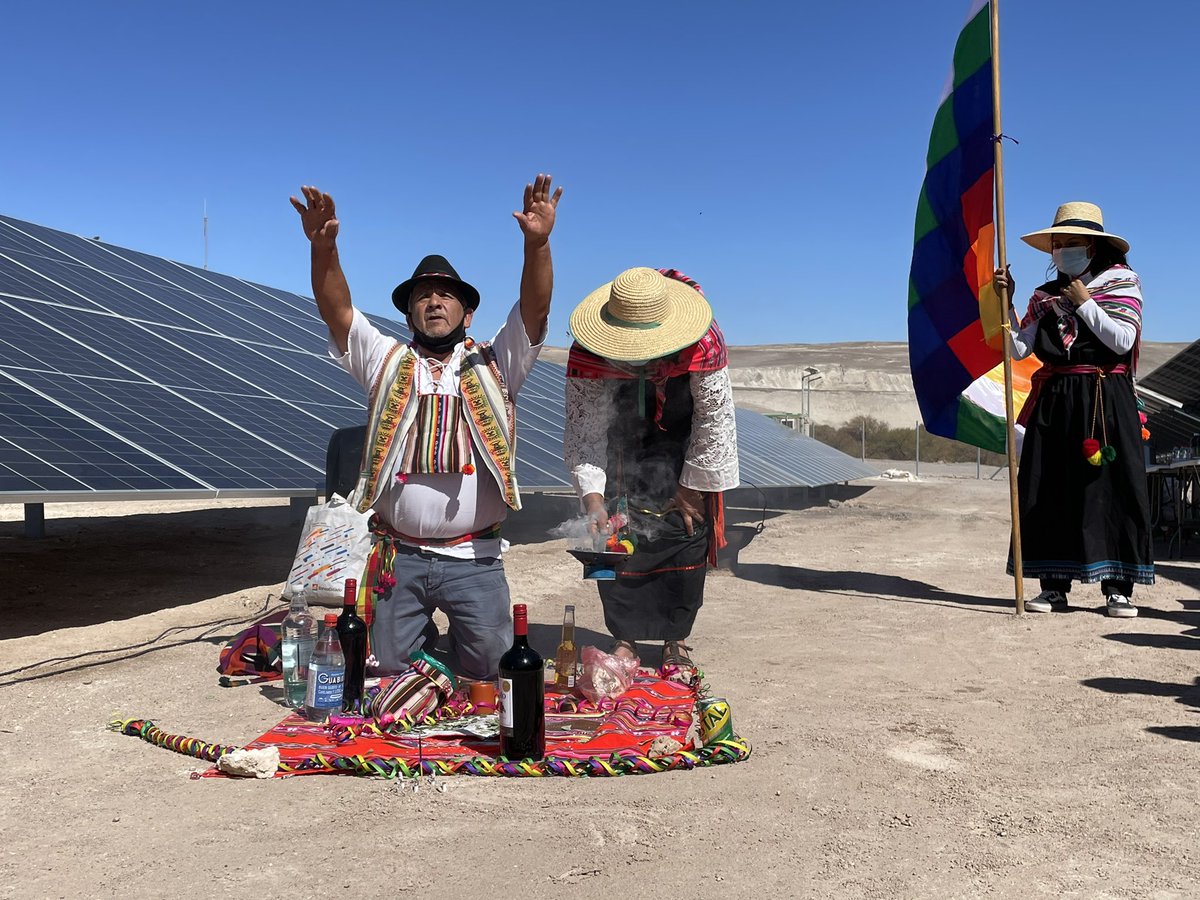 MinEnergia's tweet photo. Comunidad de #Quillagua celebra la llegada de la luz! 💡💛

Hoy fuimos parte de la inauguración de la planta fotovoltaica híbrida “Nueva Quillagua”. Este proyecto entregará por 1ª vez suministro eléctrico 24/7 para los habitantes de esta comuna de la Región de #Antofagasta ✅ https://t.co/lp72nc9GCg