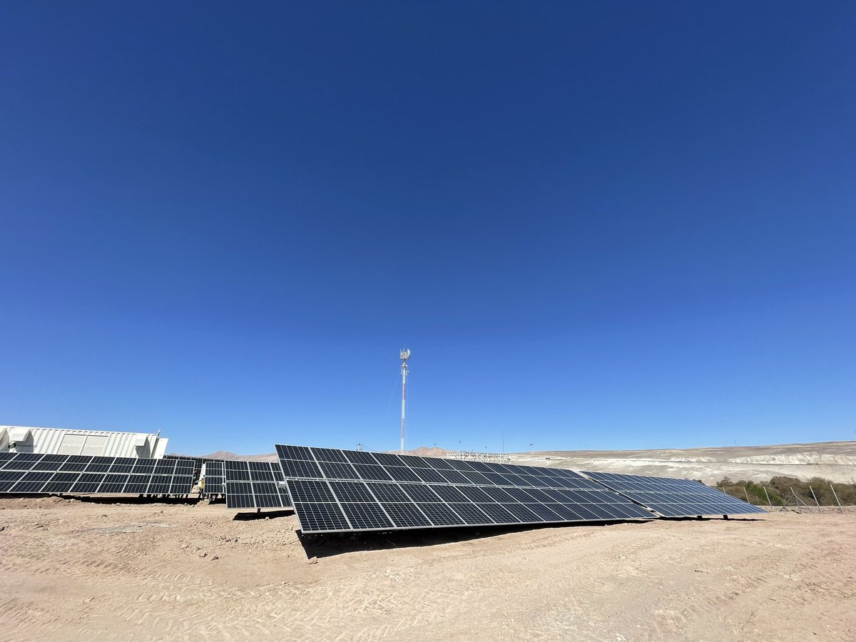 MinEnergia's tweet photo. Comunidad de #Quillagua celebra la llegada de la luz! 💡💛

Hoy fuimos parte de la inauguración de la planta fotovoltaica híbrida “Nueva Quillagua”. Este proyecto entregará por 1ª vez suministro eléctrico 24/7 para los habitantes de esta comuna de la Región de #Antofagasta ✅ https://t.co/lp72nc9GCg