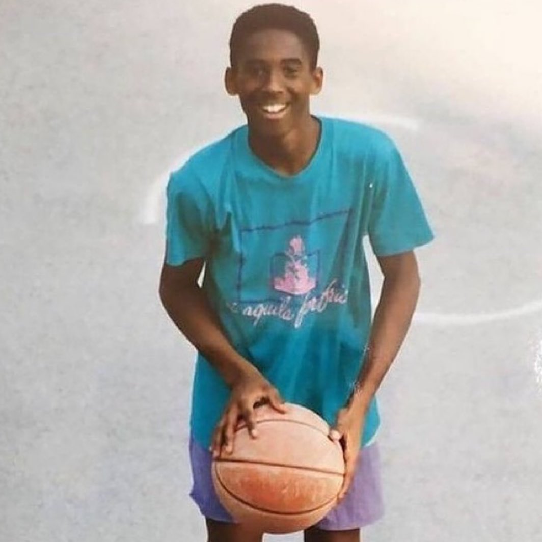 aplasticplant's tweet photo. happy birthday to kobe bryant he would've turned 44 today 💜💛 https://t.co/ArJXLR3xBR
