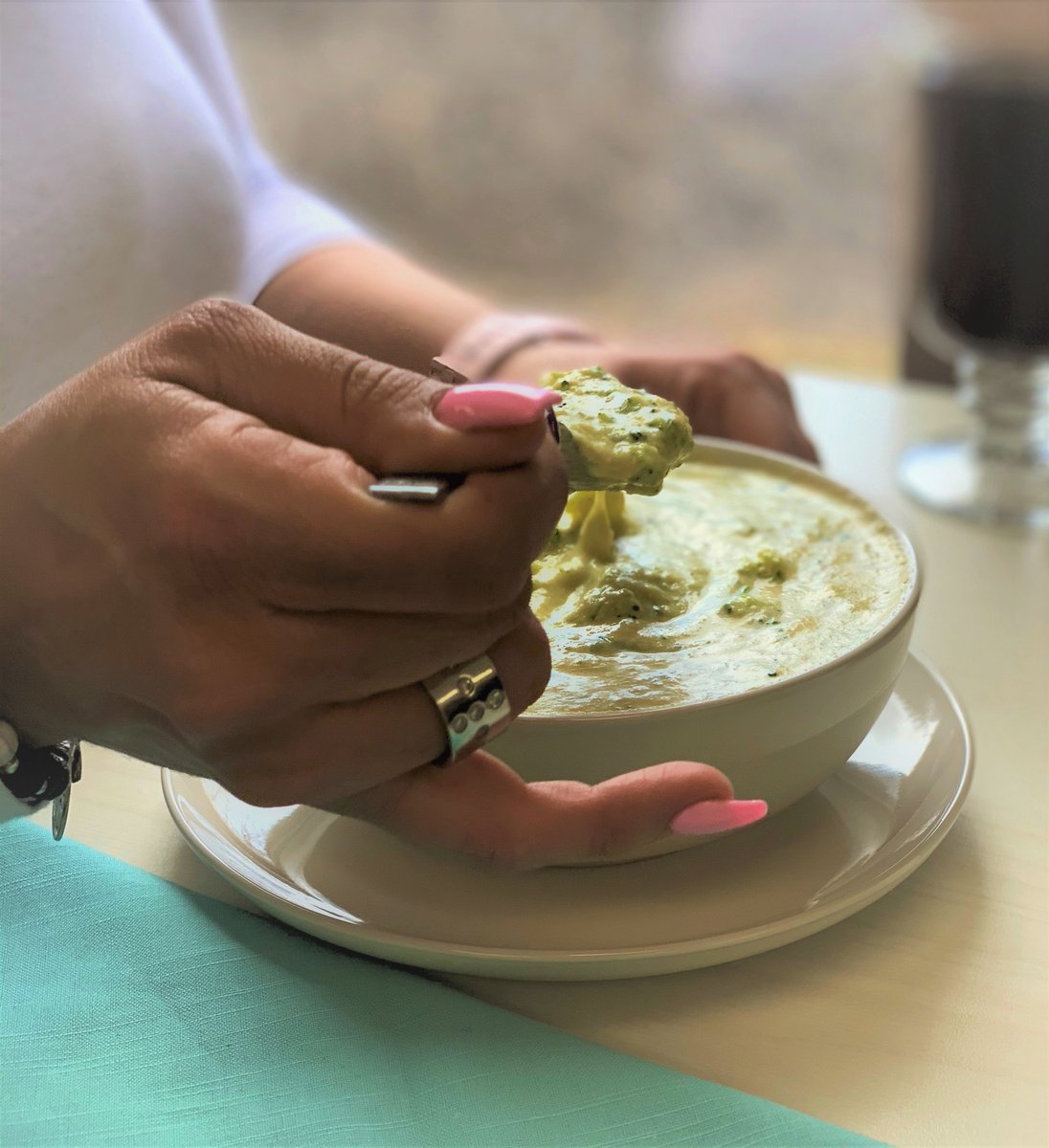 RobinsDonutsCAN's tweet photo. Nothing like some savoury soup to warm the stomach ♨️
Creamy and delicious, join us for lunch today 😋
#Robins #RobinsDonuts #Soup #SoupOfTheDay #SoupLover #BroccoliAndCheddar #Broccoli #Cheddar #Lunch #Bakery #BakeryNearMe #CoffeeShopNearMe https://t.co/h6rt1bpHzN