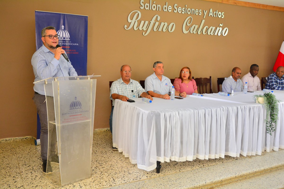 Feda_RD's tweet photo. ¡DAO AL PECAO🐟!

En el distrito municipal de Sanchez en la Provincia Samaná el Director del @Feda_RD  @caamanovive , hizo la entrega de 50 mil alevines a productores de ese municipio para el inicio de producción masiva de crianza en estanques de tilapias.
#RDProduce #DaoalPecao https://t.co/c9mSak1siz