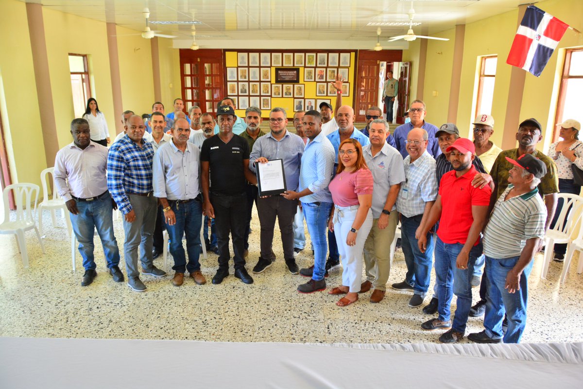 Feda_RD's tweet photo. ¡DAO AL PECAO🐟!

En el distrito municipal de Sanchez en la Provincia Samaná el Director del @Feda_RD  @caamanovive , hizo la entrega de 50 mil alevines a productores de ese municipio para el inicio de producción masiva de crianza en estanques de tilapias.
#RDProduce #DaoalPecao https://t.co/c9mSak1siz