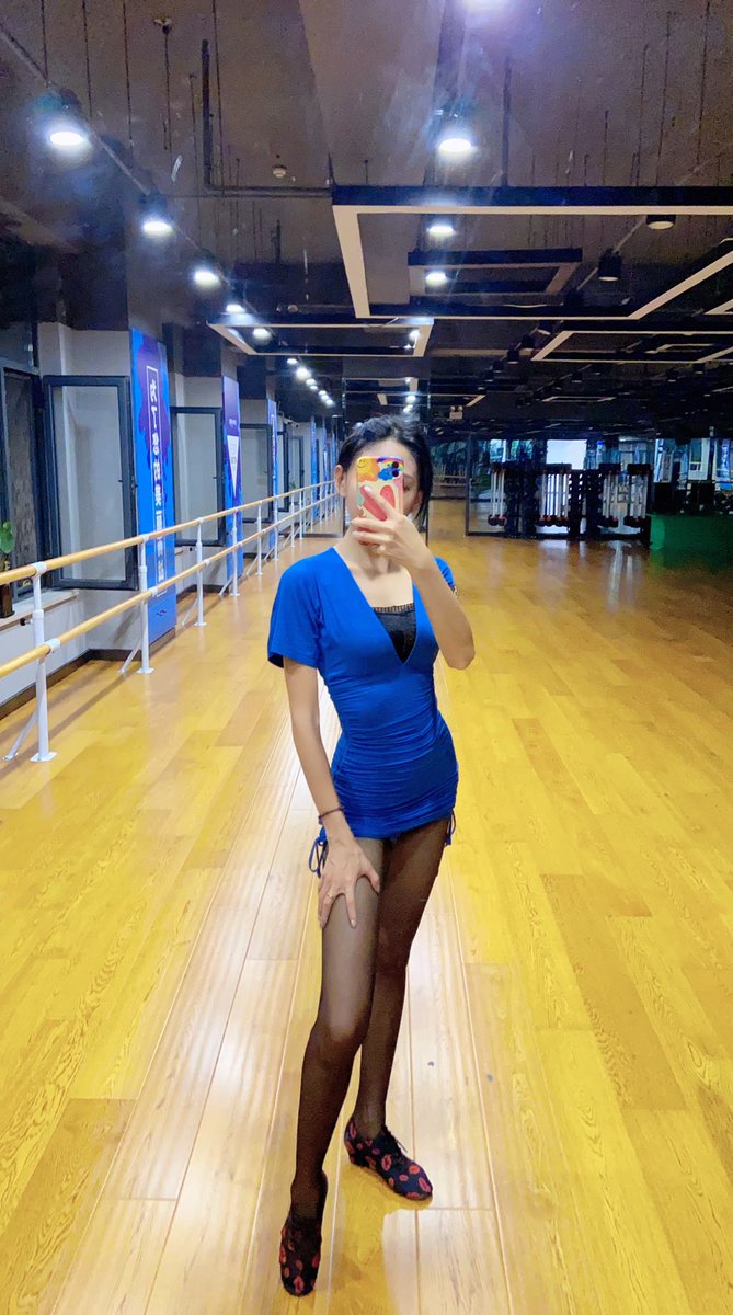 lyqaq12's tweet photo. 这一条黑丝有没有需要的，穿的时间最长的一款，脚臭味很严重👊，我知道你们买原味来干嘛（大飞机），没关系，我不介意，玩的时候可以拍个视频然后发给我看一下👀
#原味丝袜 #原味内裤 https://t.co/HEiJaiAkoz