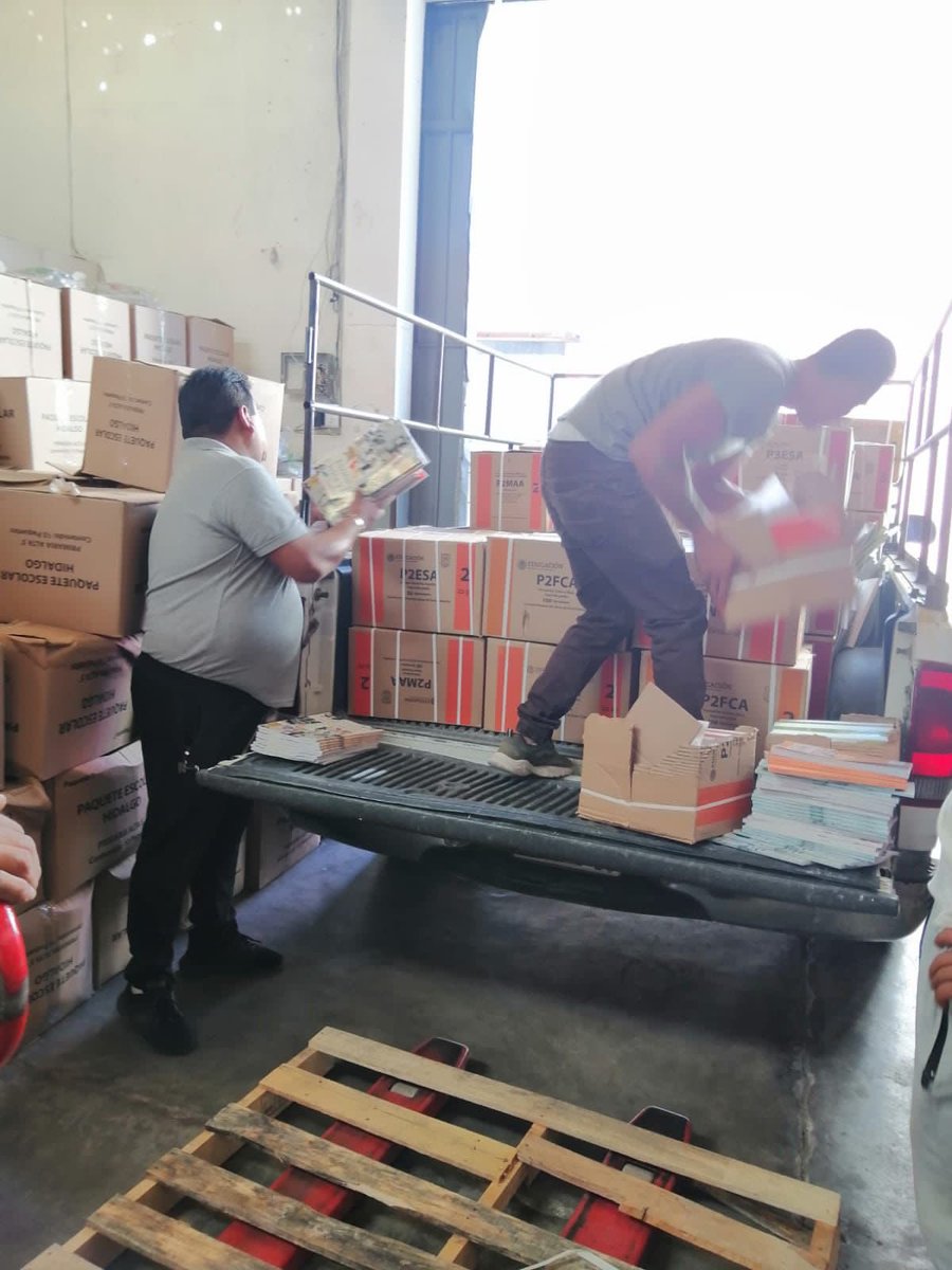Continúa la entrega de libros de texto a escuelas de #EducaciónBásica por parte del personal de los #ServiciosRegionales #Tulancingo, #CicloEscolar 2022-2023.