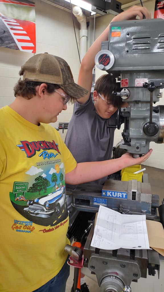 kimbgass's tweet photo. Future MACHINISTS dialing in skills! #LearnGrowDoGTC @GreeneTechCtr
@GreenevilleCity @GreeneCoSch @aaronflanary https://t.co/nSUvAYLg1G