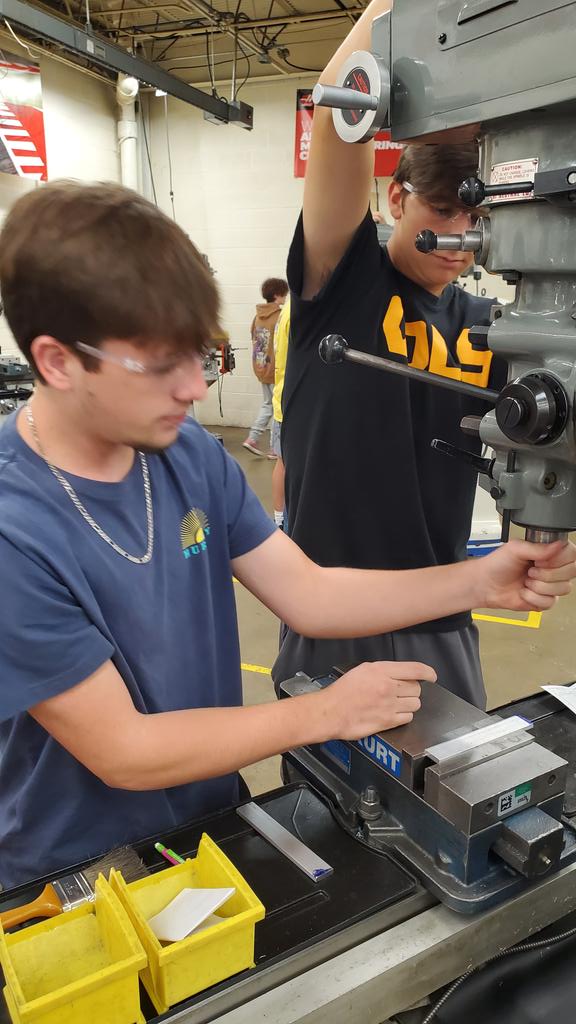 kimbgass's tweet photo. Future MACHINISTS dialing in skills! #LearnGrowDoGTC @GreeneTechCtr
@GreenevilleCity @GreeneCoSch @aaronflanary https://t.co/nSUvAYLg1G