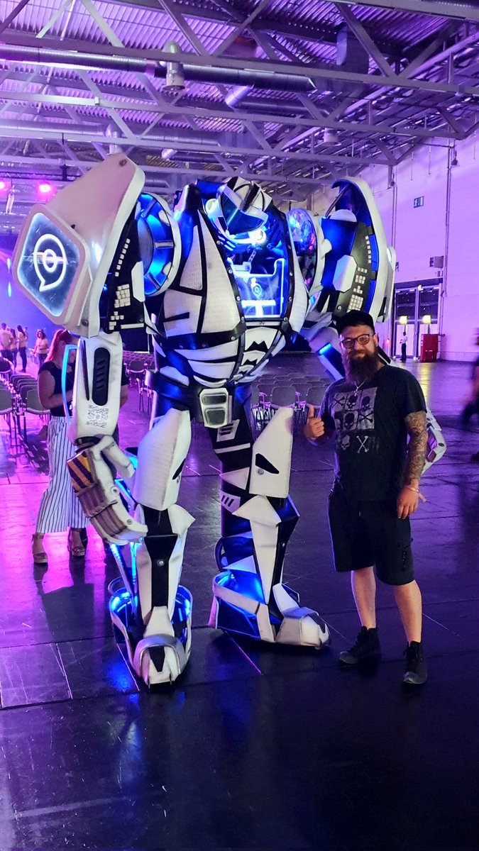 DeathHuntsUs's tweet photo. Making friends everywhere I go...
#Gamscom #OpeningNightLive https://t.co/5uhZdumvSd