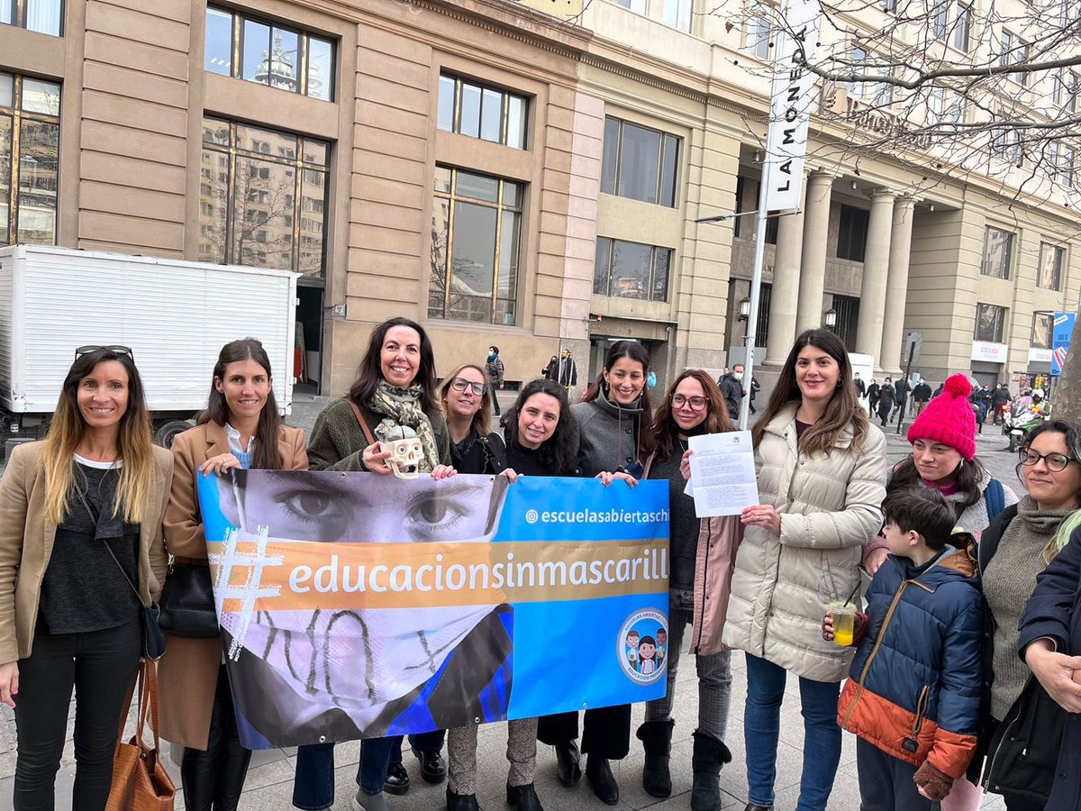 Hoy estuvimos en La Moneda junto al <a href="/DiputadoRuben/">DiputadoRubenOyarzo</a> entregándole al Presidente <a href="/gabrielboric/">Gabriel Boric Font</a> una carta con más de 15.000 firmas para pedirle nuevos protocolos en los colegios, eliminar las mascarillas en la sala y no más cuarentenas a niños sanos. #EducaciónSinRestricciones