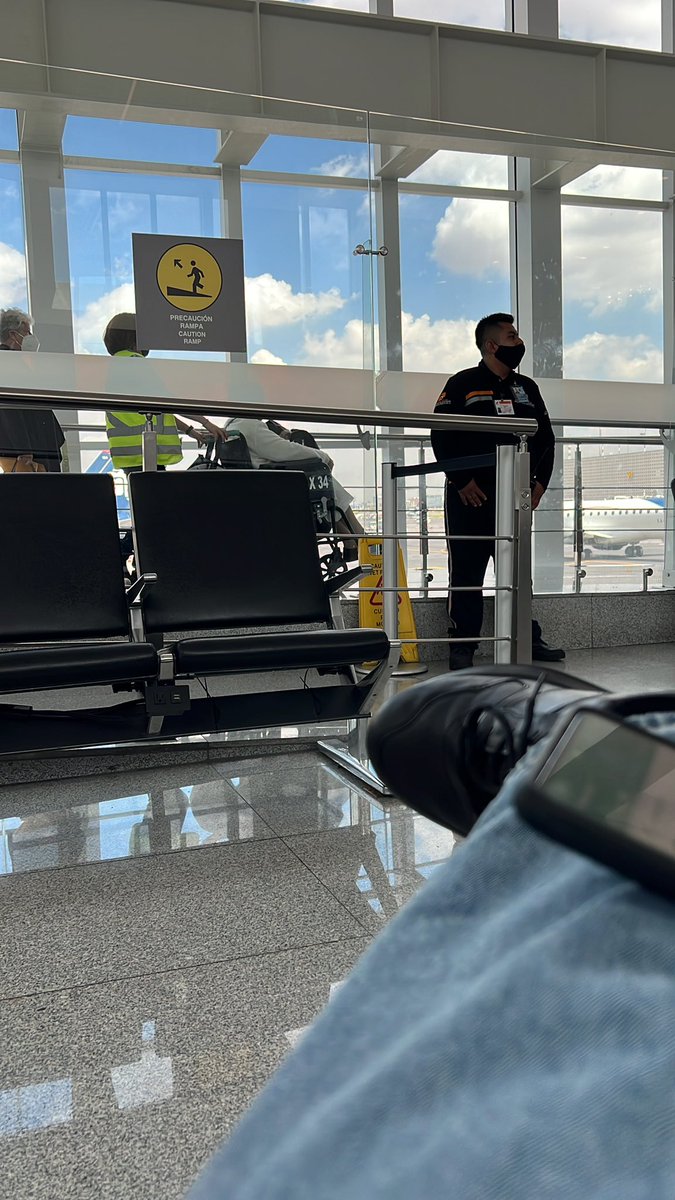 MarceloAGP's tweet photo. @AICM_mx porque tiene la un elemento de seguridad privada siempre custodiando la rampa de la terminal L (puertas 75 a 81 y F) de la T2, a caso es de primordial seguridad? @lopezdoriga @lumendoz @SergioSarmiento https://t.co/fAxjIm9dy1