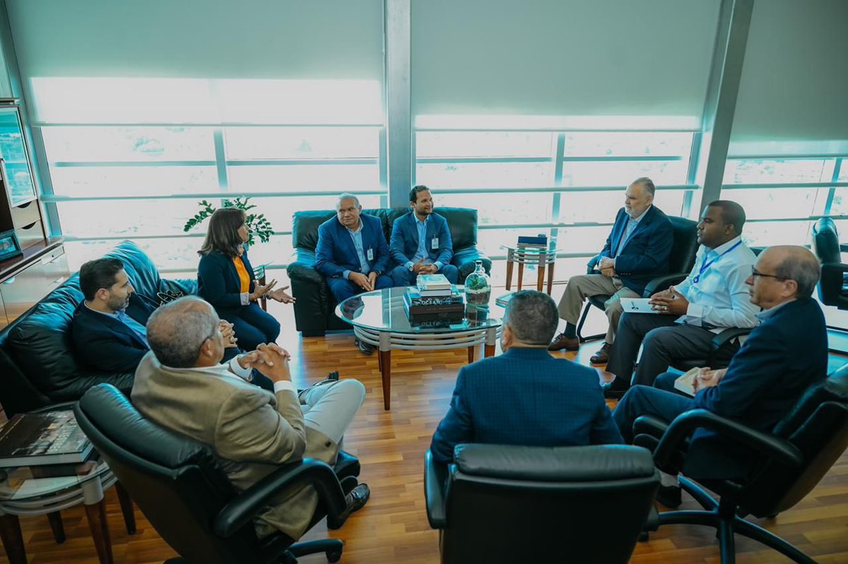 anprasrd's tweet photo. La Directiva de la Asociación Nacional de Productores de Asfalto (ANPRAS), encabezada por su Presidente Ing.Ramon Aguilera, sostuvieron un encuentro con el Ministro de @ambienterd Miguel Ceara Hatton, donde afirmaron su compromiso de continuar protegiendo el Medio Ambiente. https://t.co/gbEAhhtGx3