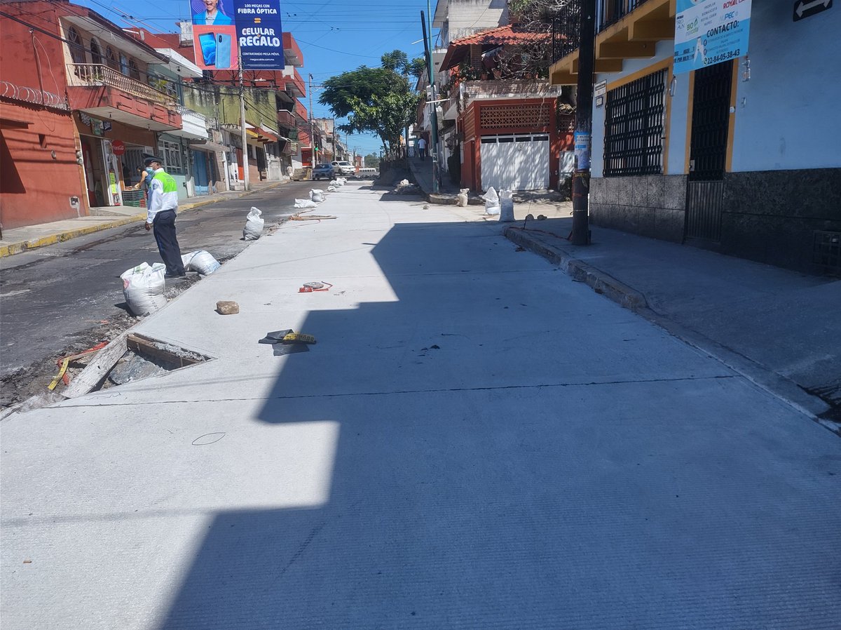 XalapaEnAlerta's tweet photo. Vecinos de Venustiano Carranza denuncian que la calle recién pavimentada ya se cuarteo y temen que no resista por las recientes lluvias .#Xalapa #Veracruz @ahuedricardo https://t.co/I3BxqHkuyk
