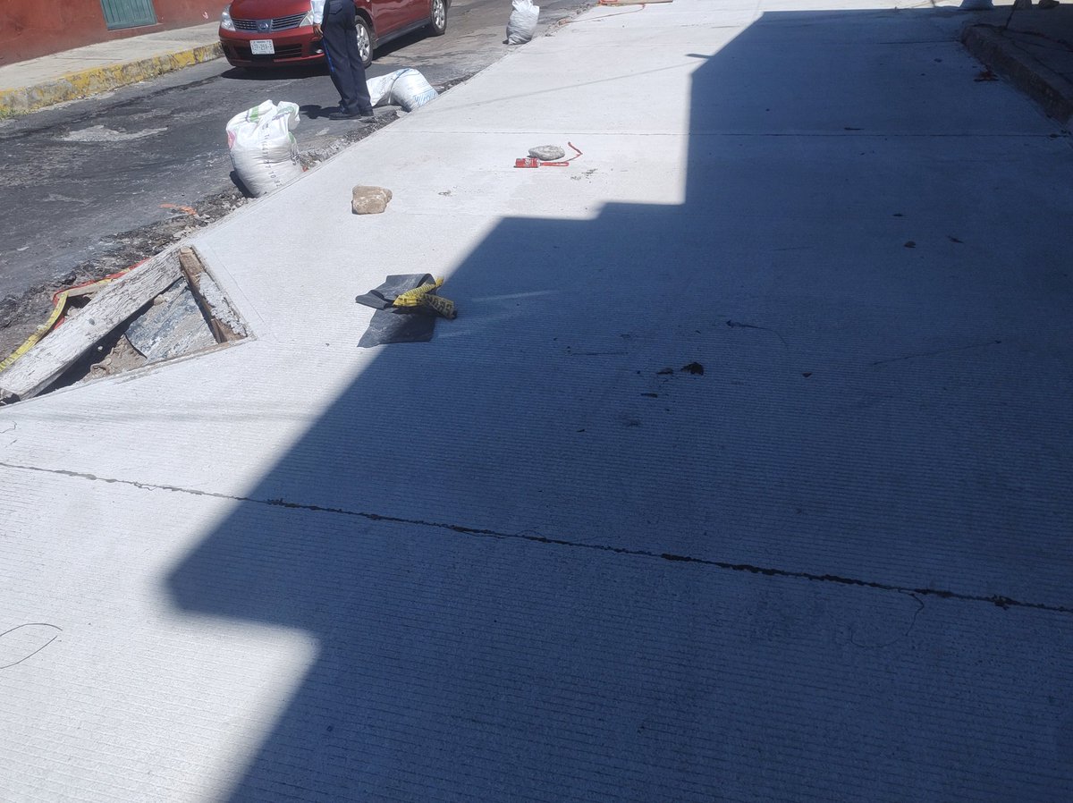 XalapaEnAlerta's tweet photo. Vecinos de Venustiano Carranza denuncian que la calle recién pavimentada ya se cuarteo y temen que no resista por las recientes lluvias .#Xalapa #Veracruz @ahuedricardo https://t.co/I3BxqHkuyk