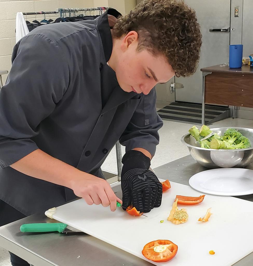 kimbgass's tweet photo. Not a simple Taco Tuesday ๐ฎ SPECTACULAR STIR FRY & SNICKER DOODLE DAY!!! ๐๐ถ๐ซ๐ฅฃ๐ฅข๐ช #AdvancedCulinary
#LearnGrowDoGTC @ChefDani76 @GreeneTechCtr @GreenevilleCity @GreeneCoSch @aaronflanary https://t.co/aeUbt9Hqkm