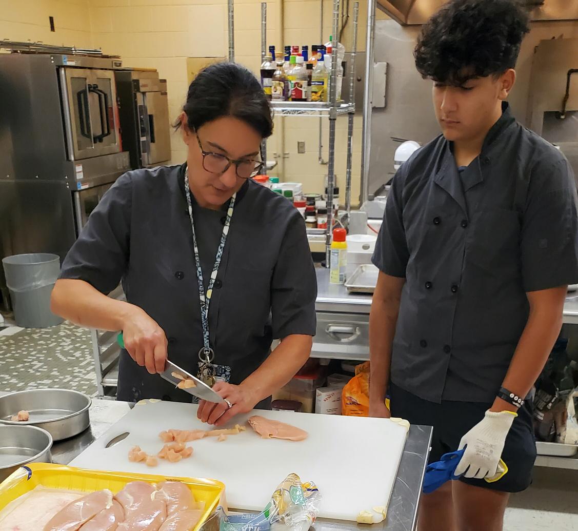 kimbgass's tweet photo. Not a simple Taco Tuesday ๐ฎ SPECTACULAR STIR FRY & SNICKER DOODLE DAY!!! ๐๐ถ๐ซ๐ฅฃ๐ฅข๐ช #AdvancedCulinary
#LearnGrowDoGTC @ChefDani76 @GreeneTechCtr @GreenevilleCity @GreeneCoSch @aaronflanary https://t.co/aeUbt9Hqkm