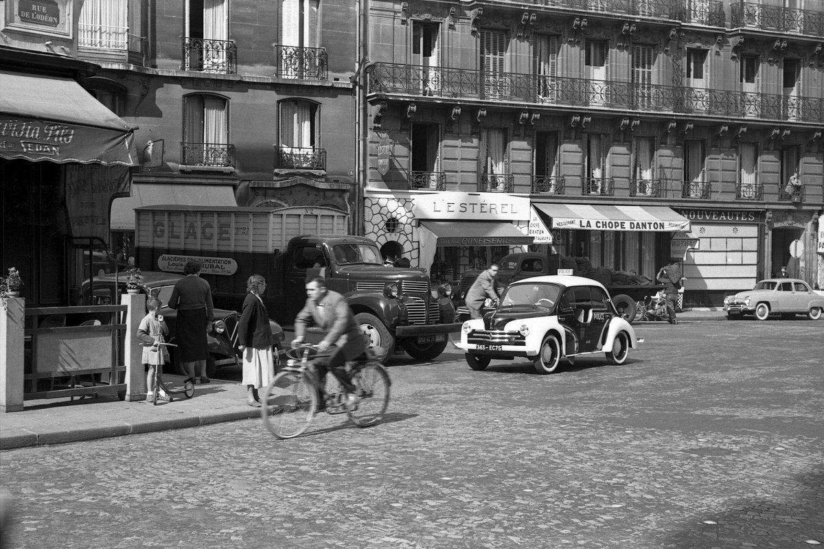 Valmad7's tweet photo. Paris en 1955
Carrefour de l'Odéon
Photo de Maurice Bonnel https://t.co/iloAztrePF