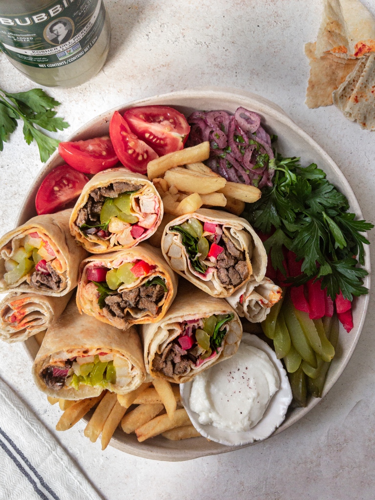 bubbiespickles's tweet image. A good shawarma wrap always has pickles. A GREAT one always has MY pickles.

This recipe, by @threecupsofchai, not only has my Kosher Dills, but the beef is marinated in my brine.

Get the recipe bubbies.com/recipes/beef-s…