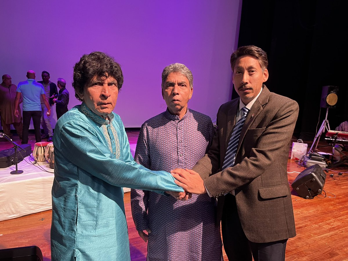 kapoor_irs's tweet photo. चल मेरे साथ ही चल
आए मेरी जान ए ग़ज़ल !
#ustads
Ahmad Hussain Mohammed Hussain
The legends performed recently in #Mauritius. An absolute honour to meet & see the extraordinary duo perform live.
कॉलेज के दिनों की यादें ताज़ा हो गयीं 😇 https://t.co/5fmx33DdrY