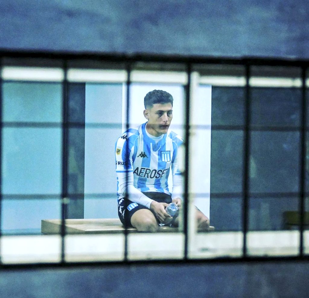 RacingManiacos's tweet photo. La tristeza de Tomás Chancalay luego de ser expulsado ante #SanLorenzo.

📷 Amilcar Orfali (Getty Images). https://t.co/5cUiYKE85x
