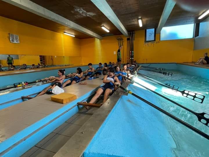 Ventdestrop's tweet photo. Enguany, des de l’Escola de rem hem représ les Estades de rem a Castro Urdiales amb la col.laboració de l'A. N. Castro després de l’aturada per la pandèmia.
Han estat quatre dies de convivència on hem pogut remar al foso, batel i trainera. Moltes gràcies per la rebuda. https://t.co/FM9FToJTlP