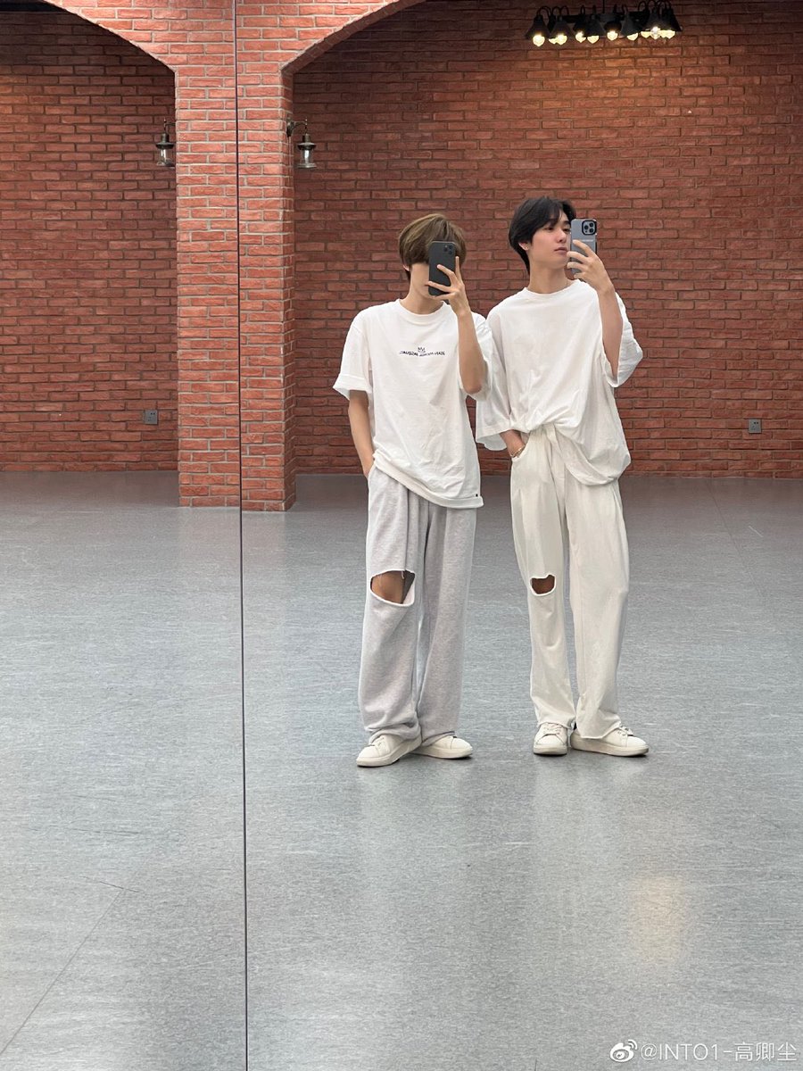 ninebrary's tweet photo. ෆ 2022.08.23 ෆ Nine Weibo update 

'ผมมาเพื่ออวยพรวันเกิดให้นาย ขอบคุณสำหรับความช่วยเหลือ ขอบคุณสำหรับความไว้วางใจ ขอให้นายมีสุขภาพแข็งแรง! ความปรารถนาทั้งหมดขอให้เป็นจริง! 🥰 โตขึ้นอีกแล้วนะน้องชาย ฮี่ฮี่ฮี่'

https://t.co/ML5RrrWNNp

@naninenai99
#นายท่านกรชิต #INTO1Nine #INTO1 https://t.co/AIvFf9ffiR