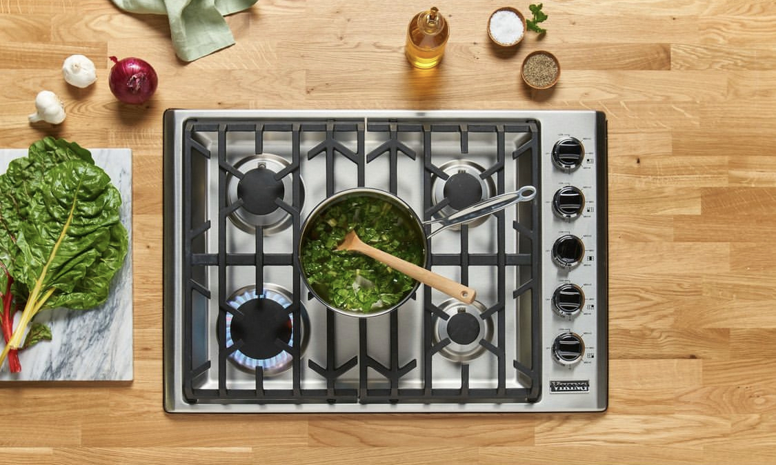 TimTyler_MS's tweet photo. It may look small but our gas cooktops deliver the same #Viking commercial power for high heat sauteing, rapid boiling and quick recovery that you have always known from our ranges. 
.
Photo by @2010studios https://t.co/Hhxg0OO2zw