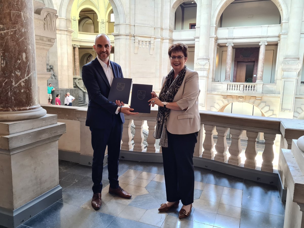 BelitOnay's tweet image. Niedersachsens Europaministerin Honé (@MBNiedersachsen) war heute zu Besuch in Hannover, um einen #Förderbescheid für das Programm „Resiliente Innenstädte“ über 4,2 Mio. € zu übergeben. Bei einem Spaziergang habe ich ihr mit Stadtbaurat Vielhaber die Planungen erläutert. (BO)