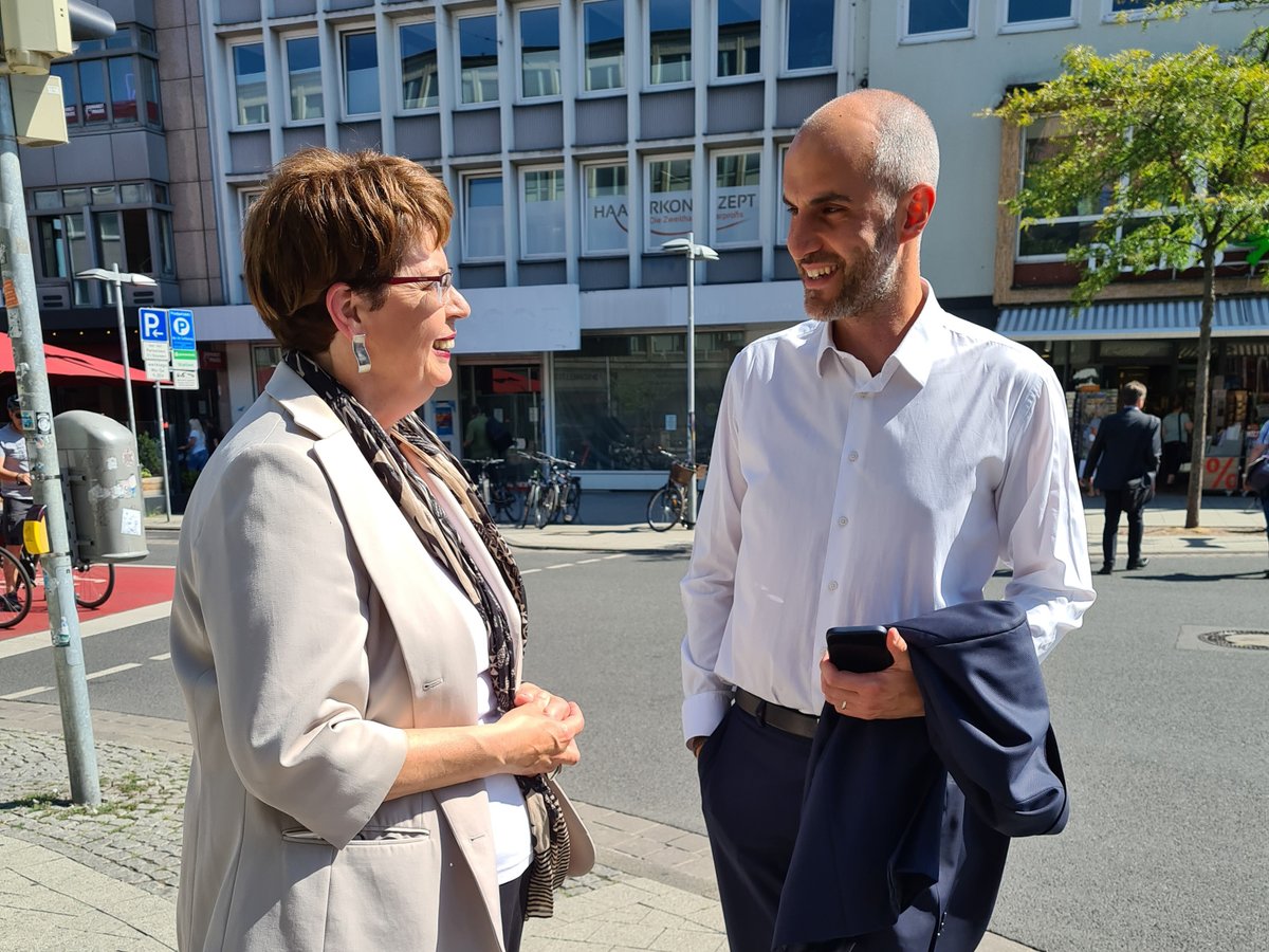 BelitOnay's tweet image. Niedersachsens Europaministerin Honé (@MBNiedersachsen) war heute zu Besuch in Hannover, um einen #Förderbescheid für das Programm „Resiliente Innenstädte“ über 4,2 Mio. € zu übergeben. Bei einem Spaziergang habe ich ihr mit Stadtbaurat Vielhaber die Planungen erläutert. (BO)