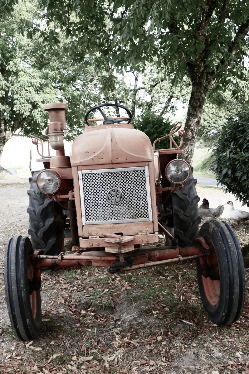 Superbe spécimen d’un tracteur #Volkswagen au détour d’un chemin de randonnée de #Dordogne <a href="/dordogne/">Paul Swainson</a>. #vintage #VintageCollection #Summer2022 #vacances   <a href="/vw_france/">Volkswagen France</a> <a href="/vwgroup_fr/">Volkswagen Group Fr</a>