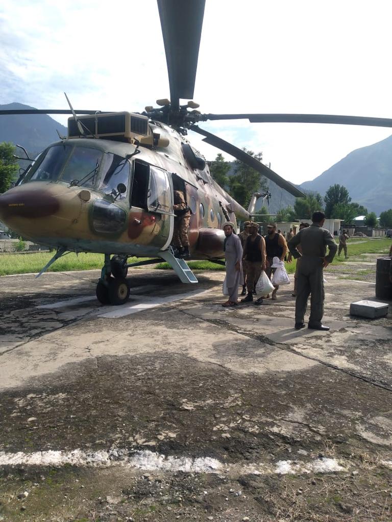 EhsanKhanWazir's tweet photo. MI-17 carried out a sortie from Pattan and dropped ration at Uchar valley today. The helicopter dropped total 50 ration packs. Each ration pack contained one sack Flour &amp; one sack of ration. Helicopter will resume air operation again tomorrow morning.

#PakArmySavingNation https://t.co/DE7z6giBlX