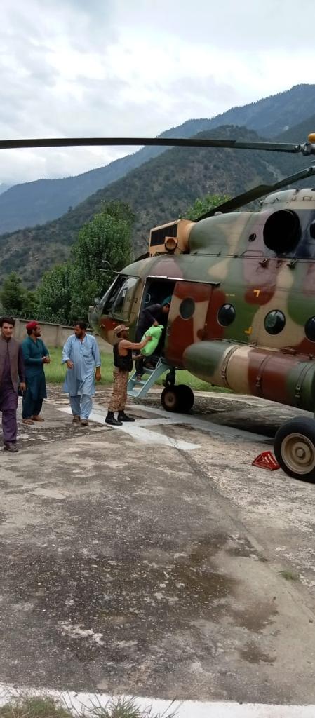 EhsanKhanWazir's tweet photo. MI-17 carried out a sortie from Pattan and dropped ration at Uchar valley today. The helicopter dropped total 50 ration packs. Each ration pack contained one sack Flour &amp; one sack of ration. Helicopter will resume air operation again tomorrow morning.

#PakArmySavingNation https://t.co/DE7z6giBlX