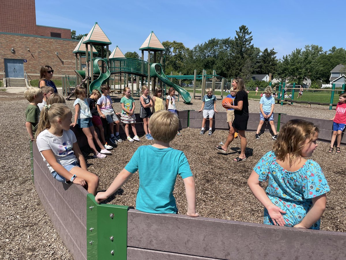 ThelenPrincipal's tweet photo. It was a beautiful day to learn all about all the things that you can do on the Lakeside playground at recess! Thank you to our teachers, staff, and many parents who helped with playground tours. #kindnesscounts @egrpschools https://t.co/MLyLfnLB9Z