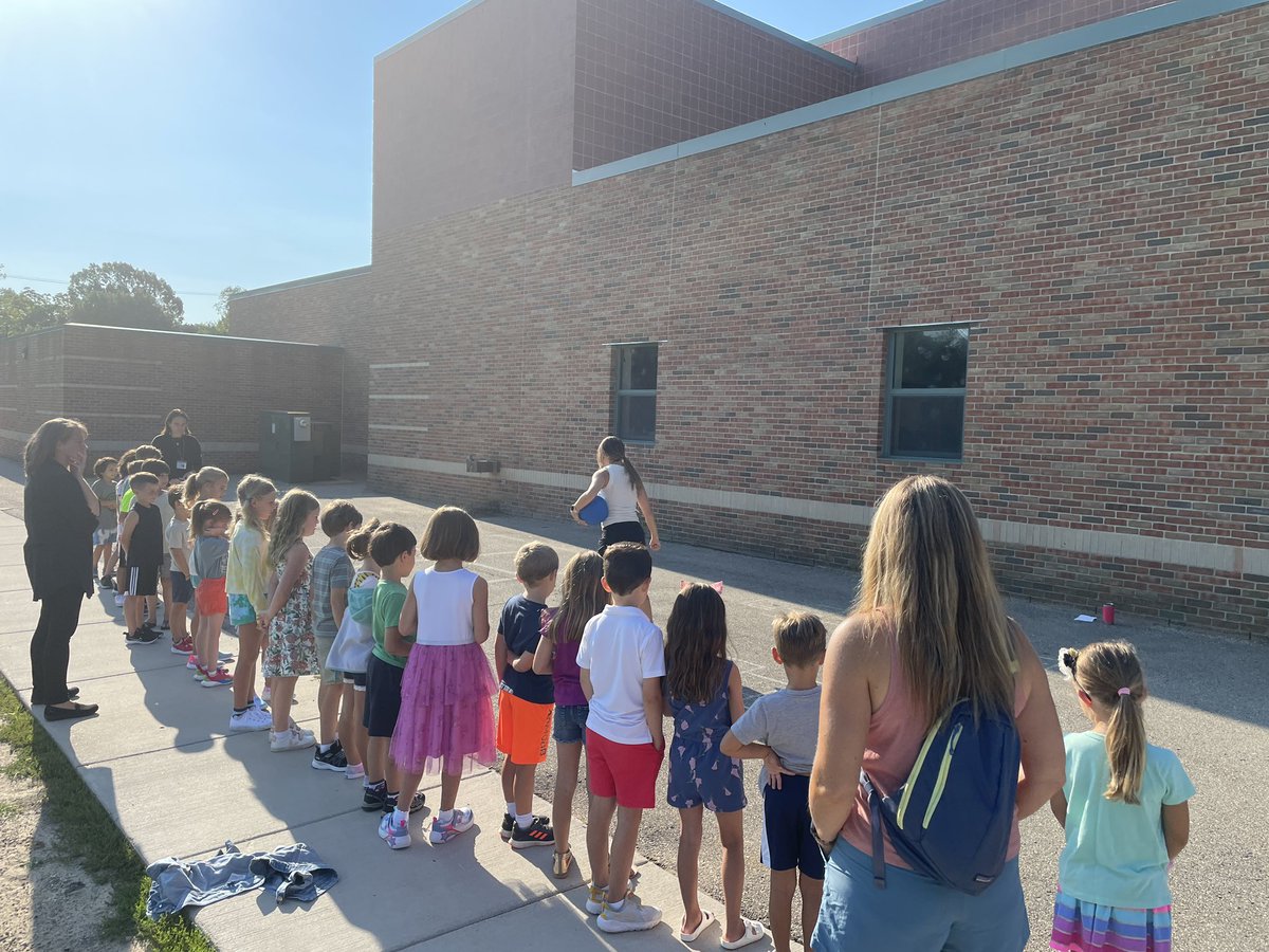 ThelenPrincipal's tweet photo. It was a beautiful day to learn all about all the things that you can do on the Lakeside playground at recess! Thank you to our teachers, staff, and many parents who helped with playground tours. #kindnesscounts @egrpschools https://t.co/MLyLfnLB9Z