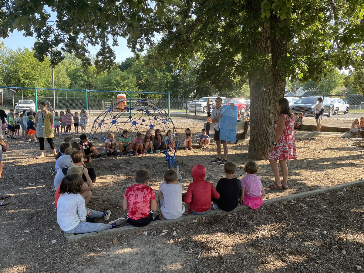ThelenPrincipal's tweet photo. It was a beautiful day to learn all about all the things that you can do on the Lakeside playground at recess! Thank you to our teachers, staff, and many parents who helped with playground tours. #kindnesscounts @egrpschools https://t.co/MLyLfnLB9Z