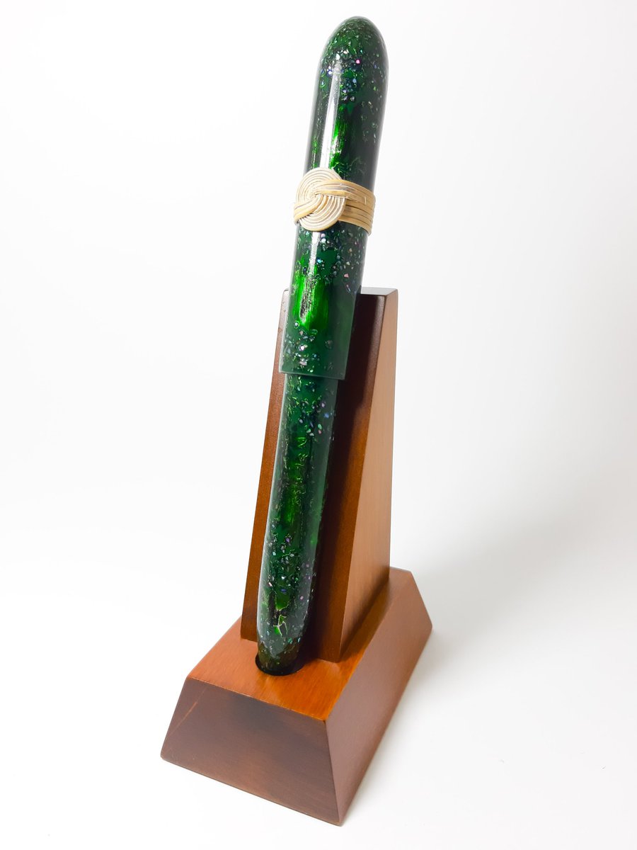 HandmadeSen's tweet photo. 青貝綠沈白金箔塗
Glass Nib Fountain Pen
#fountainpen #custompen #handmade #writing #drawing #森作所 #pens #taiwanhandmade #钢笔 #鋼筆 #万年筆 #taiwan #glassnibfountainpen #glassdippen #玻璃尖鋼筆 #玻璃沾水筆 #senhandmade #ガラスペン #六職人 #髹漆 #森作所六職人 https://t.co/R7pcPjDqTv
