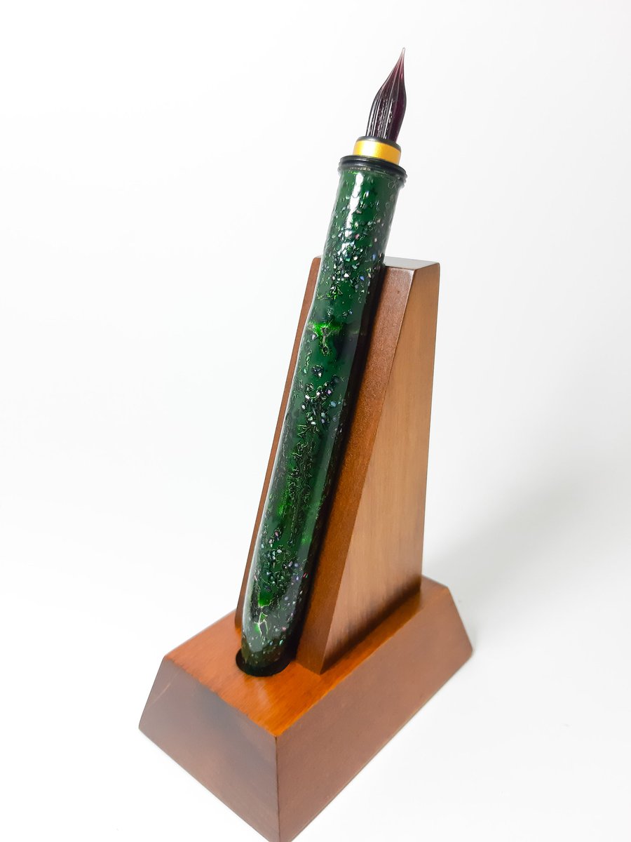 HandmadeSen's tweet photo. 青貝綠沈白金箔塗
Glass Nib Fountain Pen
#fountainpen #custompen #handmade #writing #drawing #森作所 #pens #taiwanhandmade #钢笔 #鋼筆 #万年筆 #taiwan #glassnibfountainpen #glassdippen #玻璃尖鋼筆 #玻璃沾水筆 #senhandmade #ガラスペン #六職人 #髹漆 #森作所六職人 https://t.co/R7pcPjDqTv